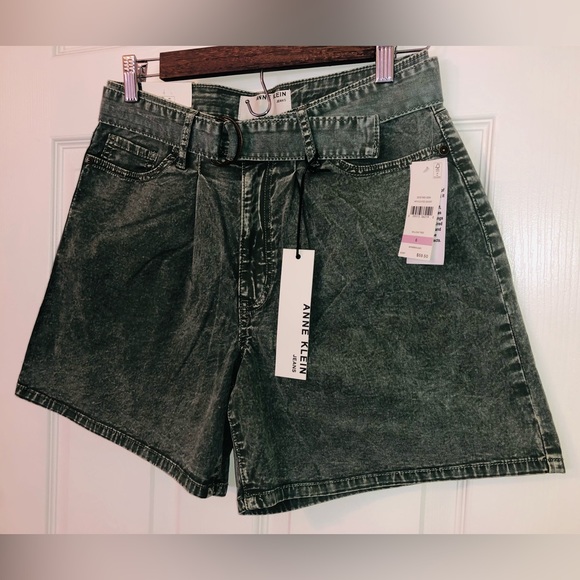 Anne Klein pleated shorts - Picture 2 of 6